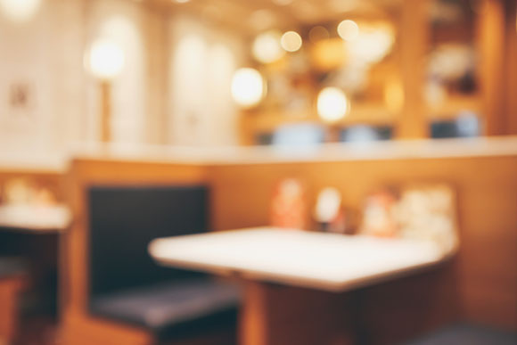 さまざまなシーンでお食事が楽しめる木の温もりある空間